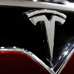 Tesla fabrikasında bir robot mühendise saldırdı